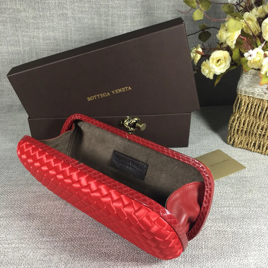 8651 Large Classic Dinner Bag ~~~Snake leather with ribbon ~~~Dense and slippery, not easy to fluff, can hold iPhones of all sizes! Size: 25cm*9.5cm*4cm